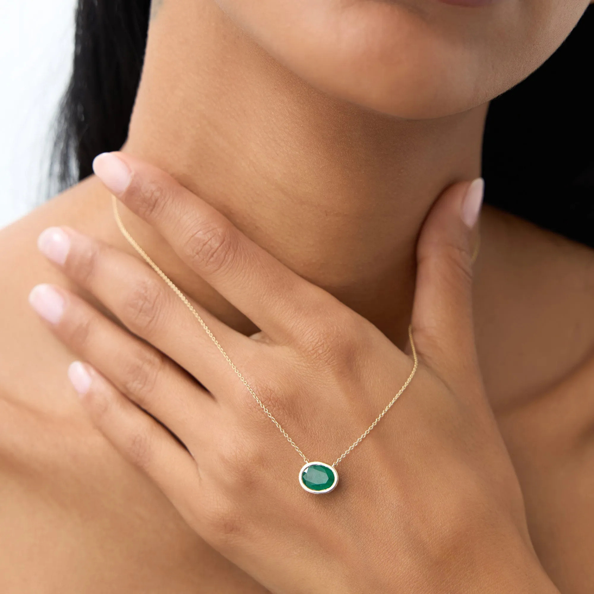14k 1.55 - 2.20 Ctw Oval Shaped Bezel Setting Emerald Necklace