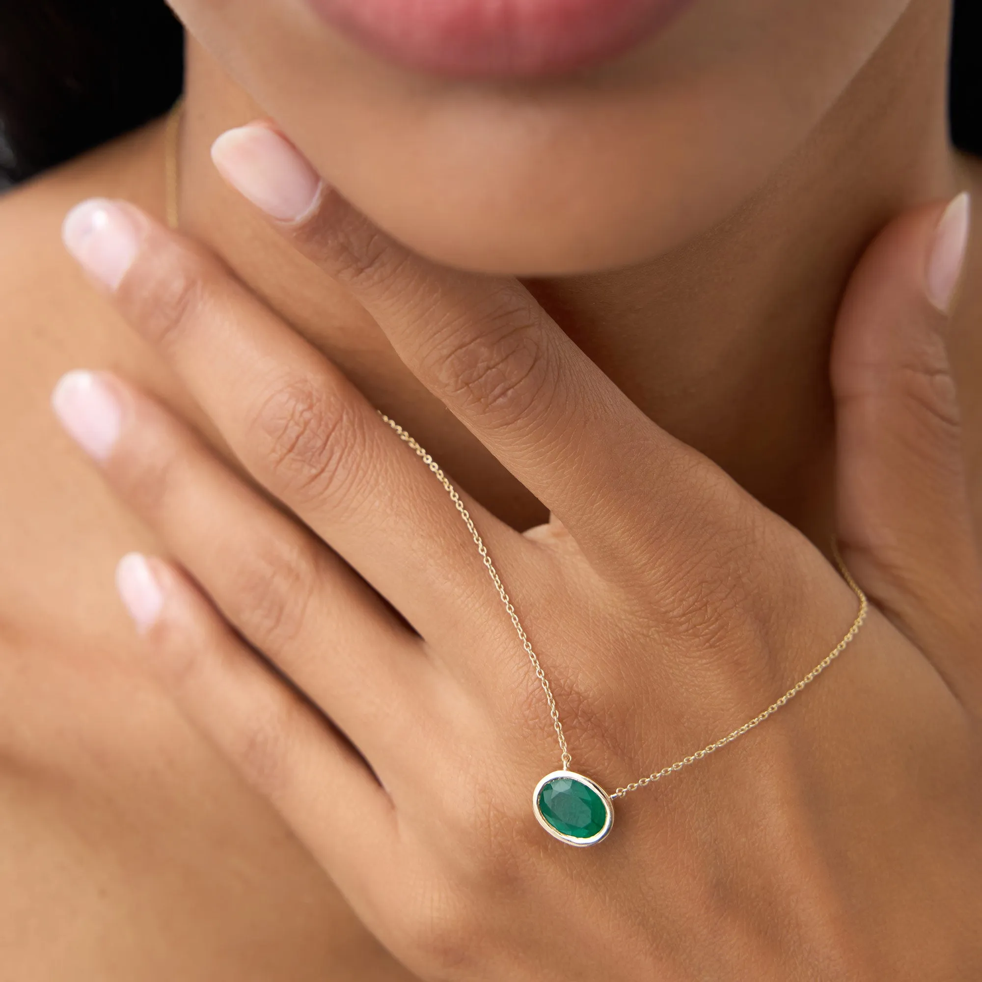 14k 1.55 - 2.20 Ctw Oval Shaped Bezel Setting Emerald Necklace