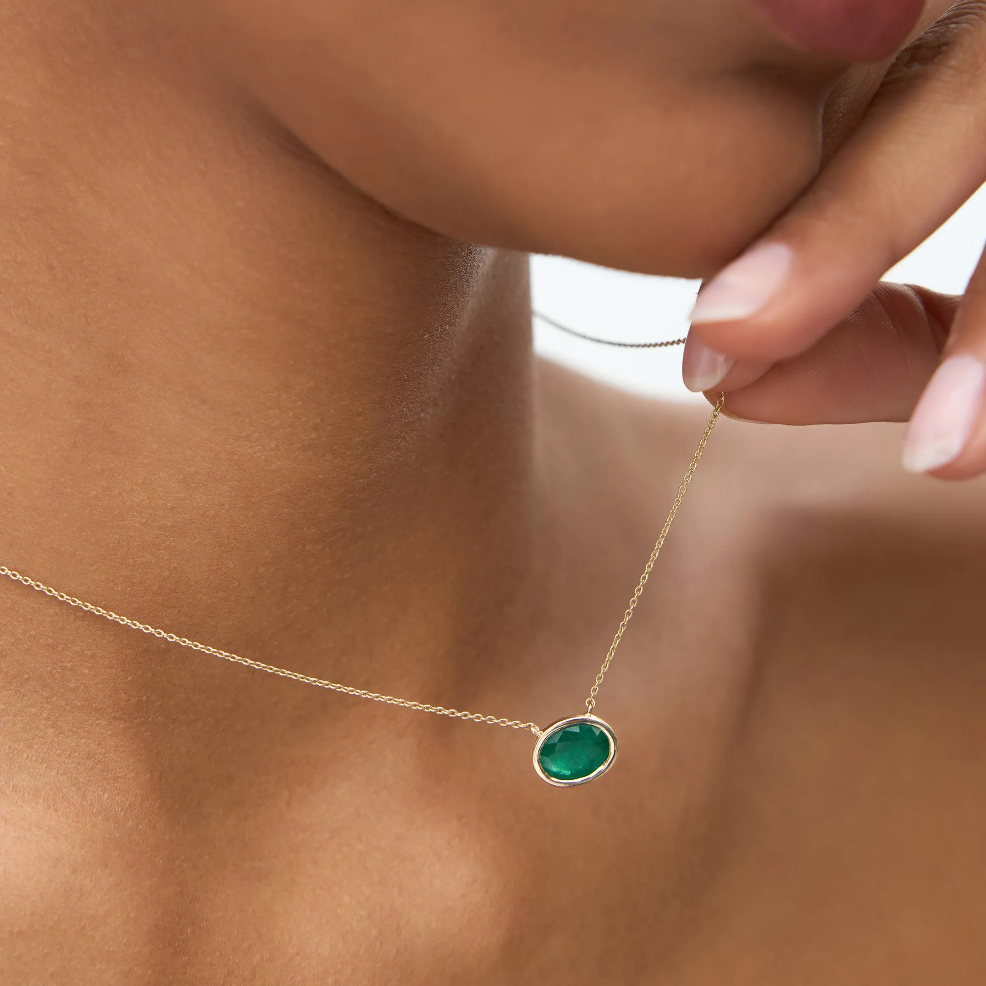 14k 1.55 - 2.20 Ctw Oval Shaped Bezel Setting Emerald Necklace