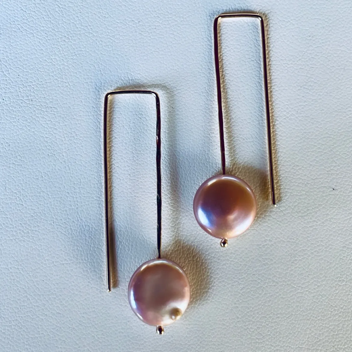 U earrings in pink pearls