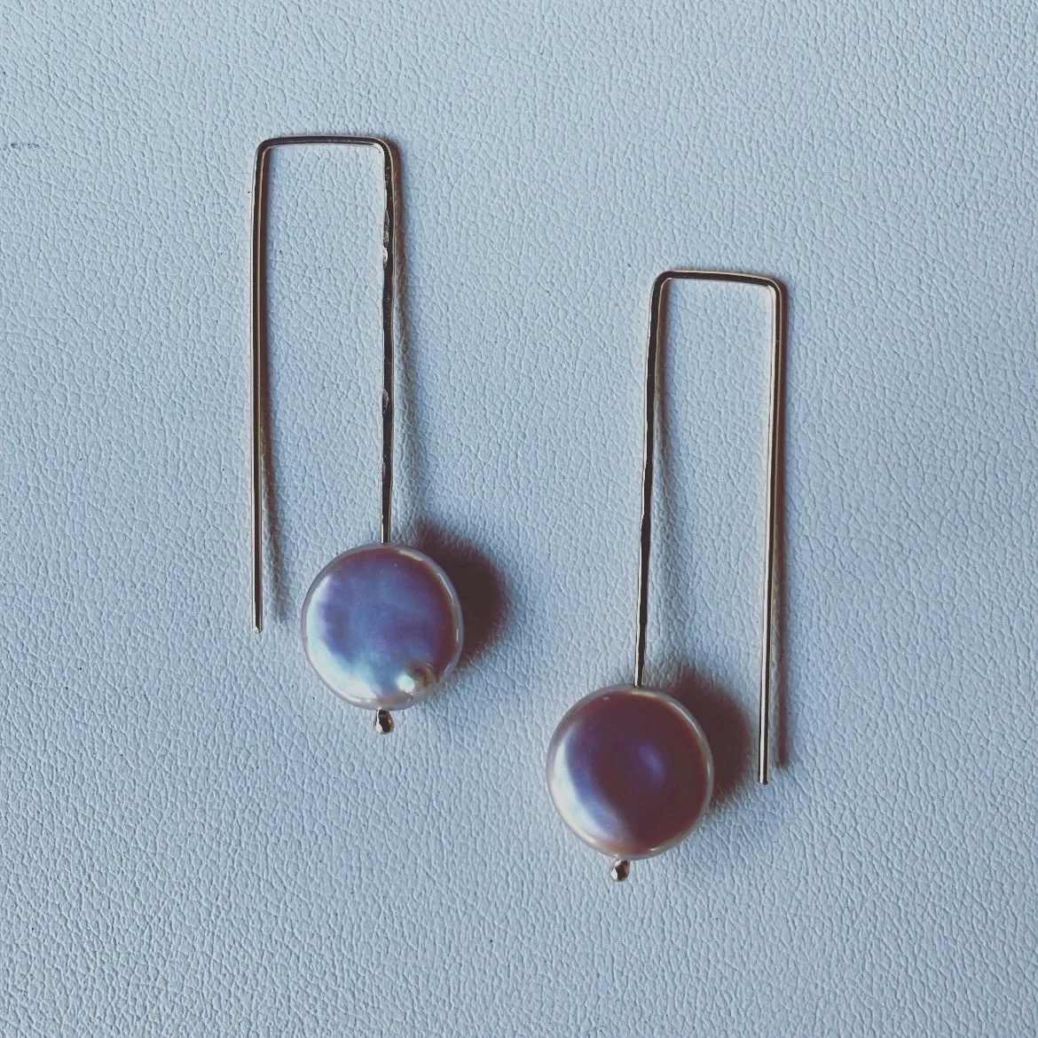 U earrings in pink pearls